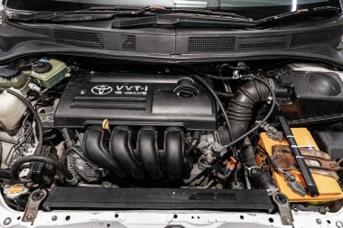 Novosibirsk, Rusya Temmuz 17, 2019: Toyota Opa , motor yakın çekim, ön görünüm. Içten yanmalı motor, araba parçaları, deteyling