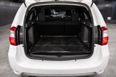 Novosibirsk, Rusya Temmuz 17, 2019: Nissan Terrano, açık gövde yakın çekim, ön görünüm. Novosibirsk bir otoparkta modern bir araba Fotoğraf