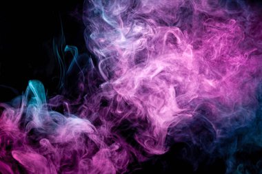 Karanlık arka planda parlak pembe ve mavi jel ile renkli sis. Siyah izole artalan üzerinde renkli bulut duman