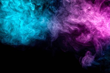 Karanlık arka planda parlak pembe ve mavi jel ile renkli sis. Siyah izole artalan üzerinde renkli bulut duman