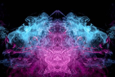 Siyah izole arka planda bir kafatası, canavar, ejderha şeklinde mavi ve mor renklerle yoğun çok renkli duman. Siyah artalan üzerinde denge deseni siyah duman sanat