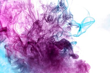 Beyaz izole zemin üzerinde mavi ve pembe renklerin yoğun çok renkli duman. Duman vap arka plan