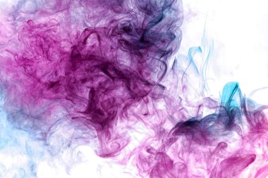 Beyaz izole zemin üzerinde mavi ve pembe renklerin yoğun çok renkli duman. Duman vap arka plan