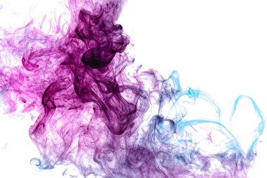 Beyaz izole arka planda soyut sanat renkli pembe ve mavi duman. Karanlık artalan üzerinde çok renkli duman hareketini durdurun
