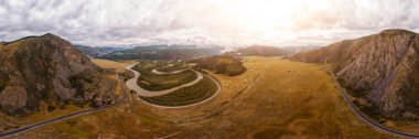 Bir sonbahar gününde yüksek dağlar, karayolu, iğne yapraklı orman çarpıcı manzara. Bir quadrocopter ile dağları fotoğraflama