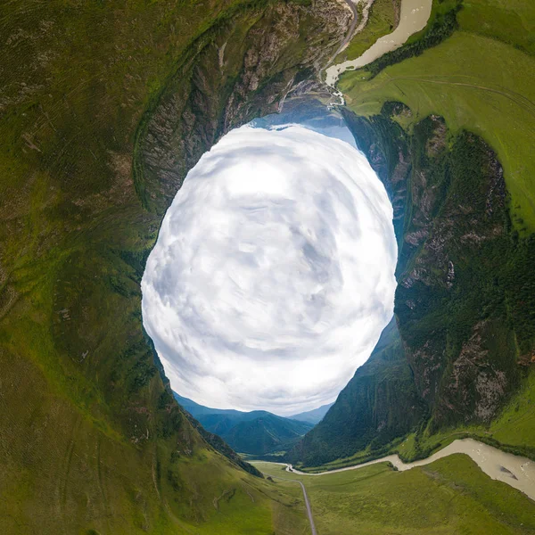 Disparo Helicóptero Fotografía Aérea Una Montaña Campo Verde Carretera Pequeño — Foto de Stock