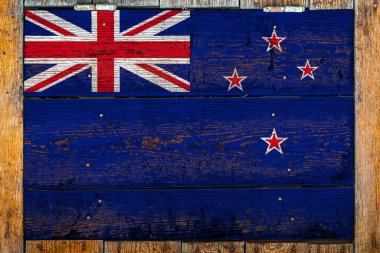 Ahşap bir duvar arka plan üzerinde Yeni Zelanda Ulusal bayrağı. Ulusal gurur kavramı ve ülkenin sembolü. Bayrak metal çivi ile ahşap bir çit üzerine boyalı.