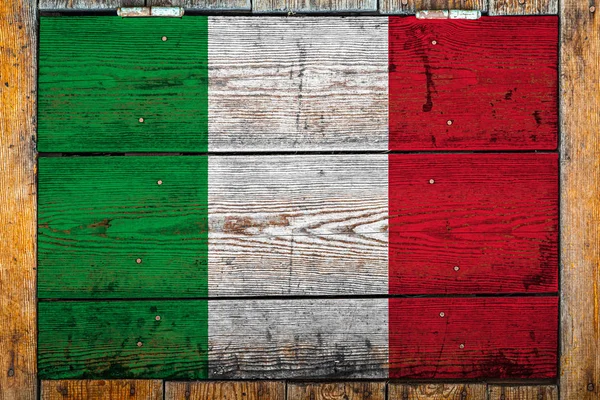 木製の壁の背景にイタリアの国旗 国の誇りと国のシンボルの概念 金属製の釘で木製のフェンスに描かれた旗 — ストック写真
