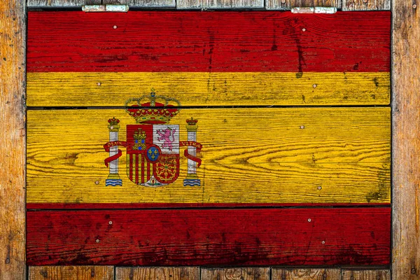 木製の壁の背景にスペインの国旗 国の誇りと国のシンボルの概念 金属製の釘で木製のフェンスに描かれた旗 — ストック写真