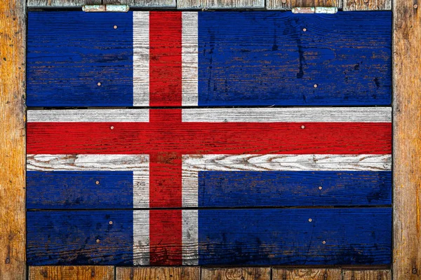 冰岛国旗在木墙背景上 民族自豪感的概念和国家的象征 用金属钉涂在木栅栏上的旗帜 — 图库照片