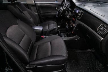 Novosibirsk, Rusya 30 Temmuz 2019: Actyon Ssangyong, gösterge panelinin yakın çekim, oyuncu, direksiyon, hızlandırıcı kolu, düğmeler, koltuklar. modern araba iç 