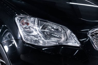 Novosibirsk, Rusya 30 Temmuz 2019: Actyon Ssangyong, farın yakın çekim, tampon. Novosibirsk bir otoparkta modern bir araba Fotoğraf