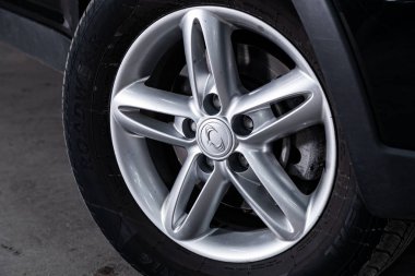 Novosibirsk, Rusya 30 Temmuz 2019: Actyon Ssangyong, alaşım tekerleğinin yakın çekim. Novosibirsk bir otoparkta modern bir araba Fotoğraf