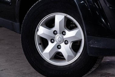 Novosibirsk, Rusya 30 Temmuz 2019: Ssangyong Kyron , alaşım tekerleğiyakın çekim. Novosibirsk bir otoparkta modern bir araba Fotoğraf