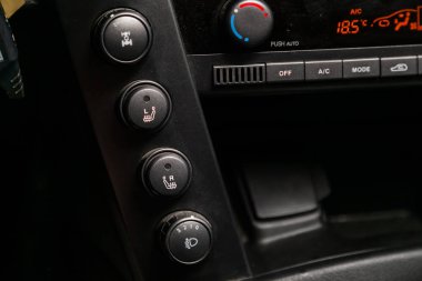 Novosibirsk, Rusya Temmuz 30, 2019: Ssangyong Kyron , Far yakın çekim, koltuk ısıtma anahtarı kontrol düğmeleri, otomatik ayar seviyesi pano. modern araba iç: parçalar, düğmeler, düğme 