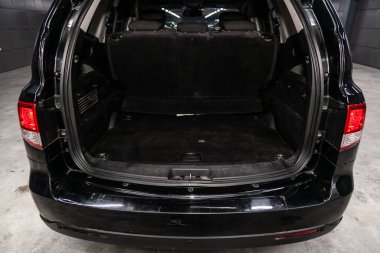 Novosibirsk, Rusya 30 Temmuz 2019: Ssangyong Kyron , açık gövde yakın çekim, ön görünüm. Novosibirsk bir otoparkta modern bir araba Fotoğraf