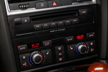Novosibirsk, Rusya Temmuz 30, 2019: Audi Q7, Araba havalandırma sistemi ve klima kapatın - ayrıntıları ve modern araba kontrolleri 