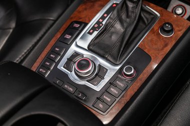 Novosibirsk, Rusya Temmuz 30, 2019: Audi Q7, hızlandırıcı kolu ve düğmeleri yakın çekim. araba otomatik şanzıman dişli , araba iç 