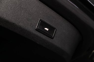 Novosibirsk, Rusya Temmuz 30, 2019: Audi Q7, gövde çıkış düğmesinin yakın çekim. modern araba iç