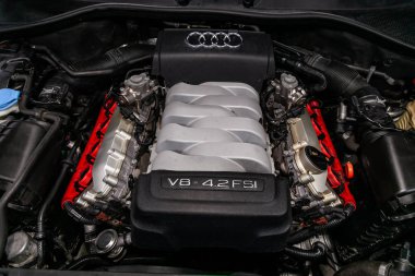 Novosibirsk, Rusya Temmuz 30, 2019: Audi Q7, motor yakın çekim, ön görünüm. Içten yanmalı motor, araba parçaları, deteyling