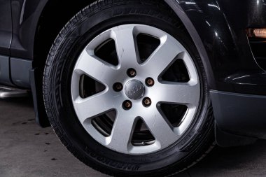 Novosibirsk, Rusya Temmuz 30, 2019: Audi Q7, alaşım tekerleği yakın çekim. Novosibirsk bir otoparkta modern bir araba Fotoğraf