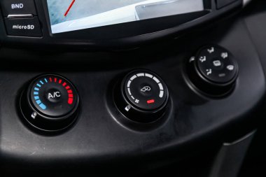 Novosibirsk, Rusya 30 Temmuz 2019: Lifan X60, Araba havalandırma sistemi ve klima yı kapatın - modern otomobilin ayrıntıları ve kontrolleri 