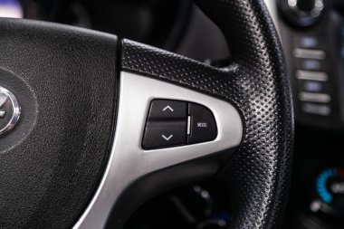 Novosibirsk, Rusya 30 Temmuz 2019: Lifan X60, telefon ayarı ve ses düğmeleri ile Multiwheel yakın çekim. Novosibirsk bir otoparkta modern bir araba Fotoğrafçılığı. modern araba iç