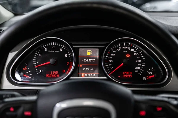 Nowosibirsk Russland Juli 2019 Audi Armaturenbrett Mit Weißer Hintergrundbeleuchtung Kilometerzähler — Stockfoto