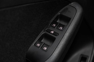 yan kapı düğmelerinin yakın çekim: pencere ayar düğmeleri, kapı kilidi. modern araba iç: parçalar, düğmeler, düğme