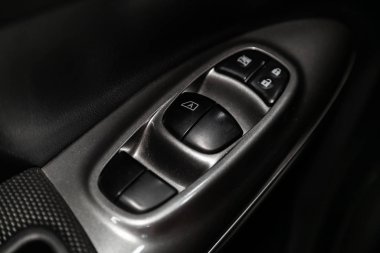 yan kapı düğmelerinin yakın çekim: pencere ayar düğmeleri, kapı kilidi. modern araba iç: parçalar, düğmeler, düğme