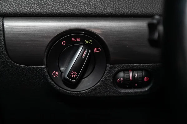 헤드라이트 스위치 버튼을 클로즈업하고 자동으로 대시보드를 조정합니다 현대식 자동차 손잡이 — 스톡 사진