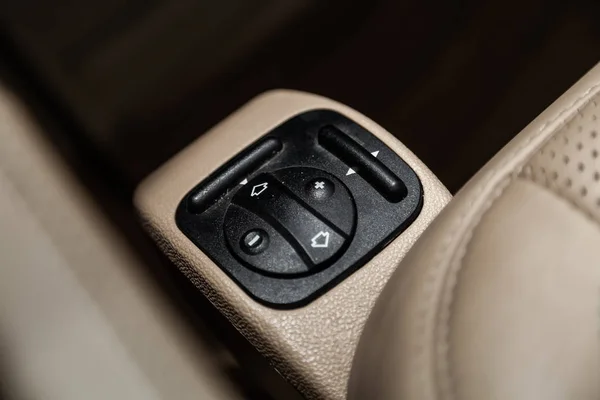 シート調整ボタンのクローズアップ 近代的な車のインテリア 現代車のインテリア ボタン — ストック写真