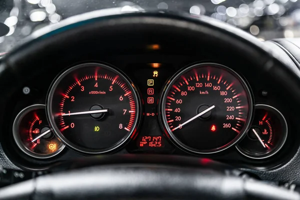 赤いバックライト付き車のダッシュボード 走行距離計 速度計 タコメータ 燃料レベル 水温とモーター — ストック写真