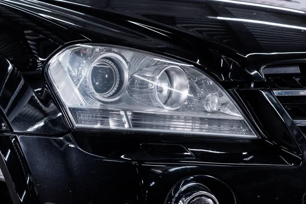 Zbliżenie Czarnego Reflektory Zderzak Koło Reflektor Halogenowy Nowym Samochodzie — Zdjęcie stockowe
