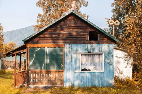 Close Van Een Zomer Houten Huis Met Een Kleine Veranda — Stockfoto