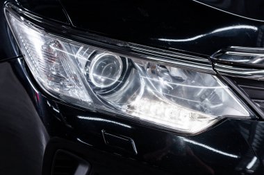 Novosibirsk, Rusya Temmuz 31, 2019: Toyota Camry, far yakın çekim, siyah tampon. Novosibirsk bir otoparkta modern bir araba Fotoğraf