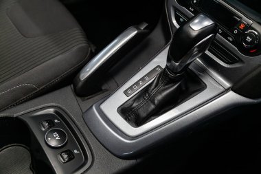 Novosibirsk, Rusya 31 Temmuz 2019: Ford Focus, hızlandırıcı kolu yakın çekim, chatger ve koltuk ısıtma düğmeleri. araba otomatik şanzıman dişli , araba iç 