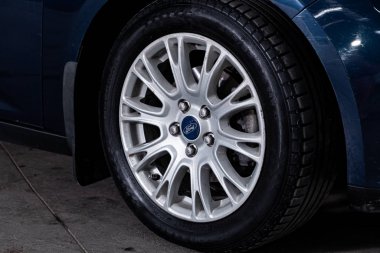 Novosibirsk, Rusya Temmuz 31, 2019: Ford Focus, alaşım tekerleği yakın çekim. Novosibirsk bir otoparkta modern bir araba Fotoğraf