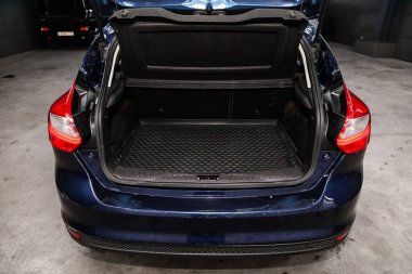 Novosibirsk, Rusya Temmuz 31, 2019: Ford Focus, açık gövde yakın çekim, ön görünüm. Novosibirsk bir otoparkta modern bir araba Fotoğraf