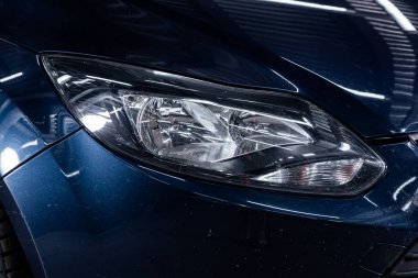 Novosibirsk, Rusya Temmuz 31, 2019: Ford Focus, mavi far yakın çekim, tampon. Novosibirsk bir otoparkta modern bir araba Fotoğraf