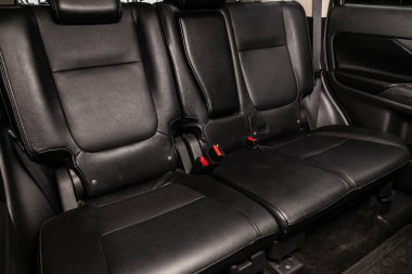 Novosibirsk, Rusya Temmuz 31, 2019: Mitsubishi Outlander, koltuk kemerli siyah deri arka koltuklar yakın çekim. modern araba iç