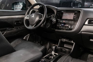 Novosibirsk, Rusya Temmuz 31, 2019: Mitsubishi Outlander, pano yakın çekim, oyuncu, direksiyon simidi, hızlandırıcı kolu, düğmeler, koltuklar. modern araba iç 