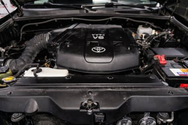 Novosibirsk, Rusya Temmuz 31, 2019: Toyota Land Cruiser Prado 120, motor yakın çekim, ön görünüm. Içten yanmalı motor, araba parçaları, deteyling