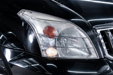 Novosibirsk, Rusya Temmuz 31, 2019: Toyota Land Cruiser Prado 120, far yakın çekim, tampon, tekerlek. Novosibirsk bir otoparkta modern bir araba Fotoğraf