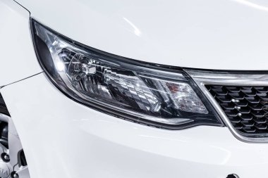 Novosibirsk, Rusya 31 Temmuz 2019: Kia Rio, beyaz far Yakın çekim, tampon, tekerlek. Novosibirsk bir otoparkta modern bir araba Fotoğraf