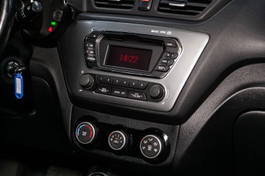 Novosibirsk, Rusya 31 Temmuz 2019: Kia Rio, gösterge panelinin yakın çekim, üfleyici, klima, oyuncu ayarlama. modern araba iç