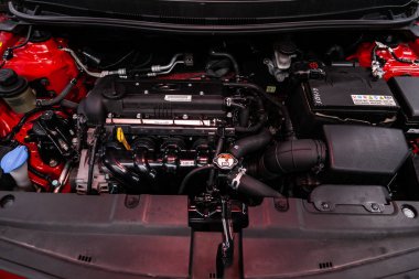 Novosibirsk, Rusya Temmuz 31, 2019: Hyundai Solaris, motor yakın çekim, ön görünüm. Içten yanmalı motor, araba parçaları, deteyling