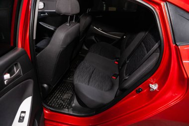 Novosibirsk, Rusya Temmuz 31, 2019: Hyundai Solaris, koltuk kemerli siyah arka koltuklar yakın çekim. modern araba iç
