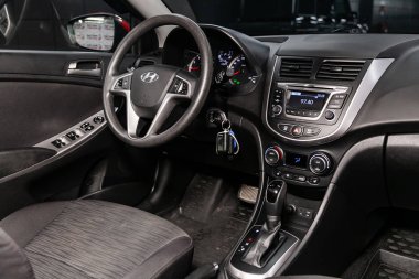 Novosibirsk, Rusya Temmuz 31, 2019: Hyundai Solaris, pano yakın çekim, oyuncu, direksiyon simidi, hızlandırıcı kolu, düğmeler, koltuklar. modern araba iç 