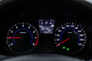 Novosibirsk, Rusya Temmuz 31, 2019: Hyundai Solaris, Beyaz arka ışık ile Araba panosu: Odometre, hız göstergesi, takometre, yakıt seviyesi, su sıcaklığı ve daha fazlası